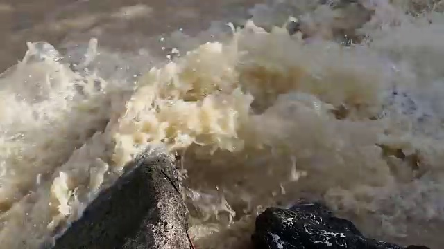 水在岩石中汹涌流动。视频下载