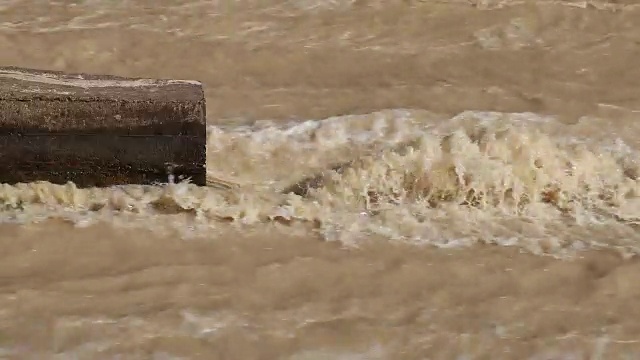 水在混凝土上猛烈地流动。视频下载