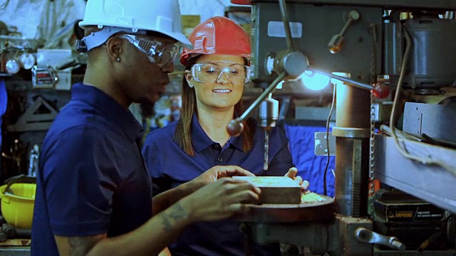 所属行业:在钻床工作的男女工人视频素材