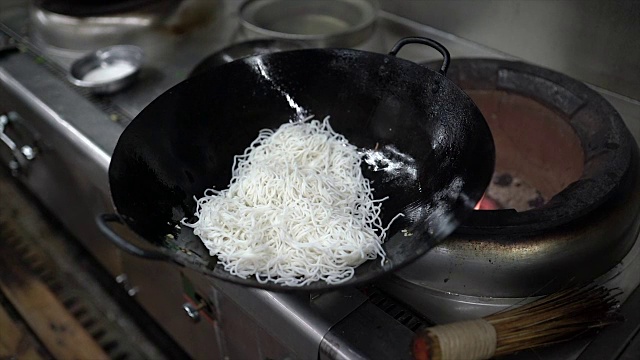 厨师在厨房里做米线视频素材
