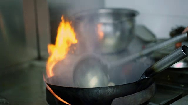厨房里的锅着火了视频下载