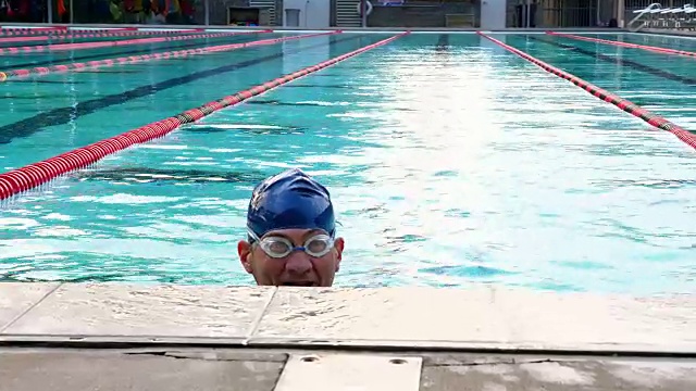 成熟的男性运动员在晨练中游泳蝶泳视频素材