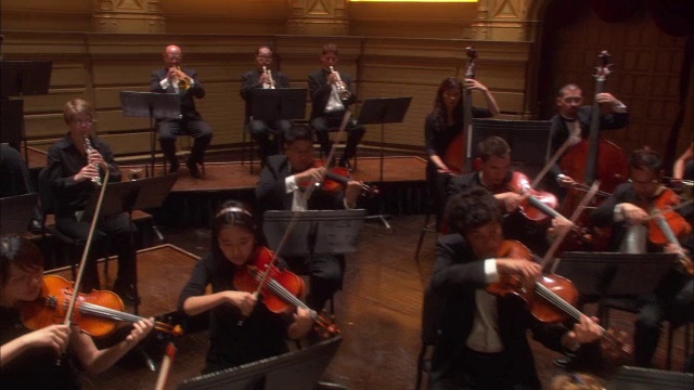 在舞台上表演的管弦乐队视频下载