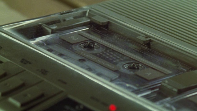 在录音机中播放的盒式磁带的特写镜头。视频下载