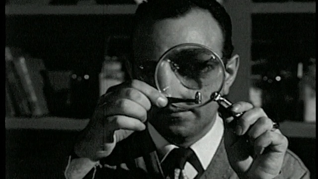20世纪50年代，男子通过放大镜看子弹/倾斜到标记枪视频下载