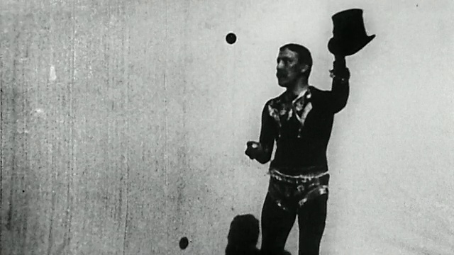 1895年，德国杂耍演员中镜头杂耍3个球和大礼帽视频素材