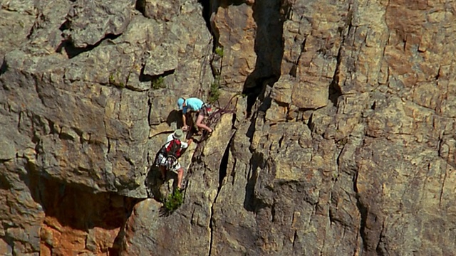 空中飞过登山者，帮助其他登山者视频素材