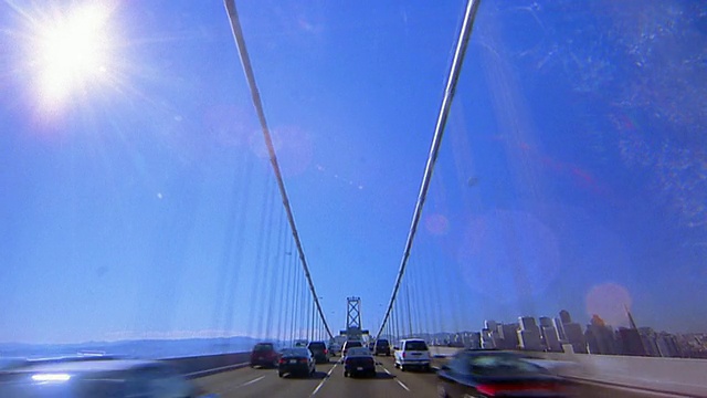 从汽车角度看，在桥上行驶/时间流逝的交通在任何一边/旧金山视频素材