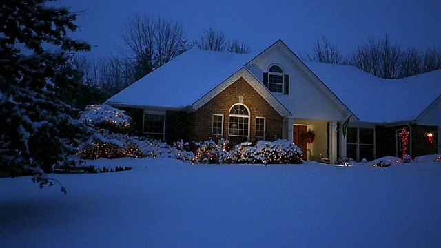 车的观点过去郊区的房子与圣诞灯在雪黄昏视频素材