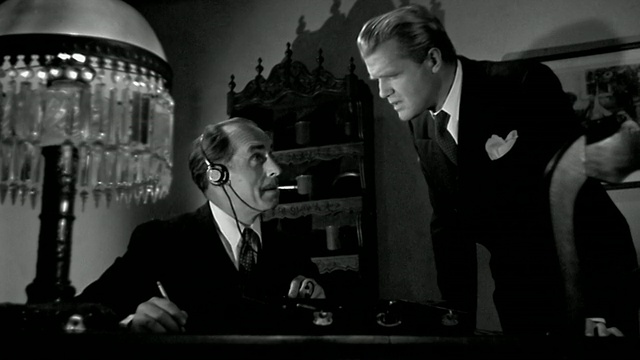 20世纪40年代低角度中拍摄2个间谍在房间/一个用耳机和香烟转录视频下载