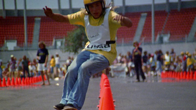 慢镜头广角滑板选手在背景/滑板比赛中通过圆锥体向CAM /观众视频下载