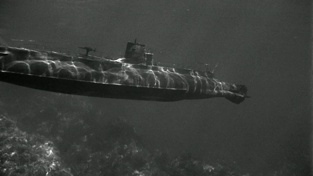20世纪50年代中景潜艇在水下移动/分阶段拍摄视频下载
