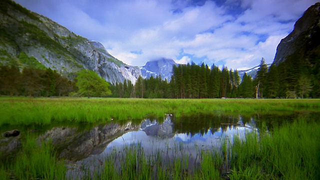 时间流逝宽镜头湖与山和树的背景/约塞米蒂国家公园，加利福尼亚州视频下载