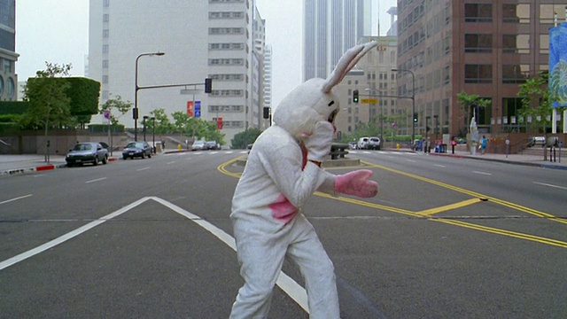 中景男子在兔子服装霹雳舞街头/洛杉矶，加州视频下载