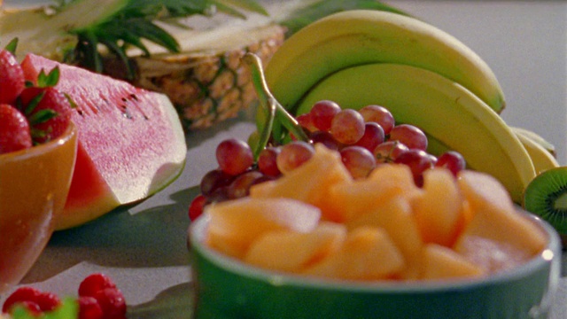 近距离拍摄各种水果显示在桌面上视频素材