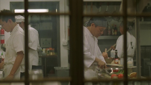 寿司厨师在餐厅厨房工作。视频素材