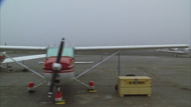 小型私人螺旋桨飞机在纽约共和国机场等候。视频素材