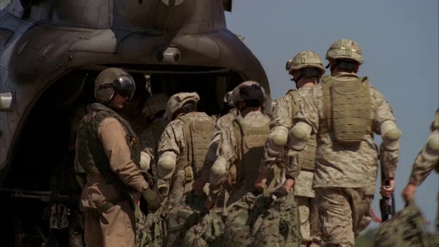 士兵们登上支努克直升机。视频下载
