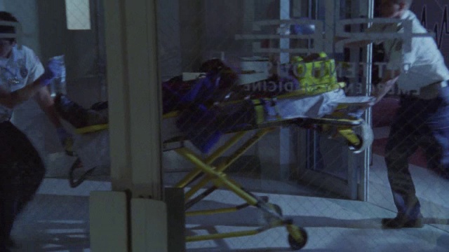 医院里的医护人员推着轮床。视频下载