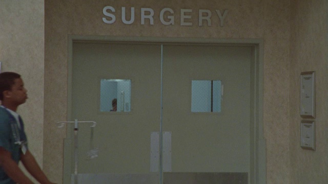 一个护士走过手术室。视频素材