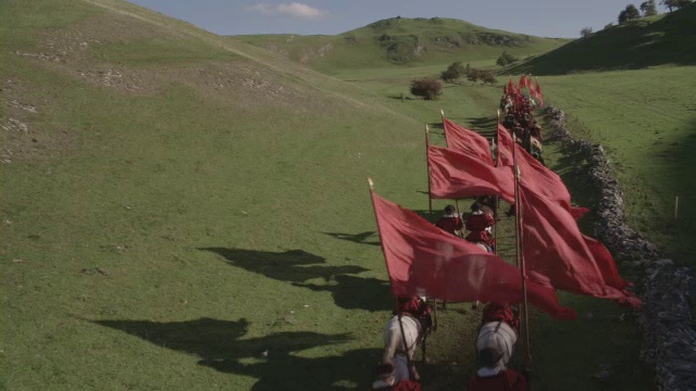 文艺复兴时期的卫兵举着红旗游行。视频素材