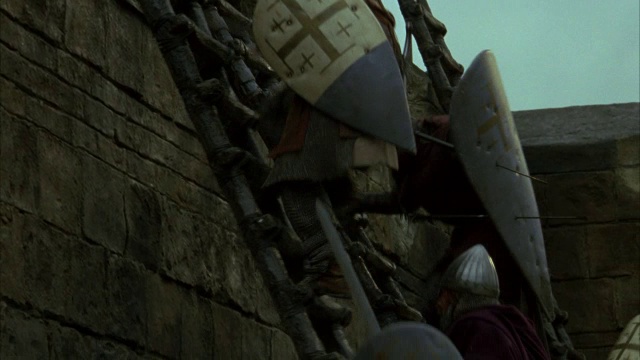 中世纪的骑士爬上梯子去攻打城堡的墙壁。视频素材
