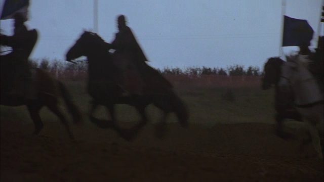 骑士手持旗帜、盾牌和长矛骑在马背上。视频素材