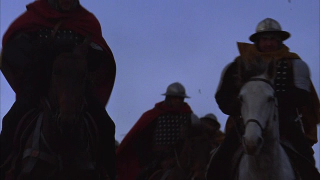 骑士们骑马下山。视频素材