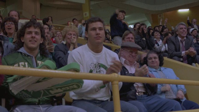 在一场凯尔特人队的比赛中，体育迷们坐在看台上欢呼。视频素材