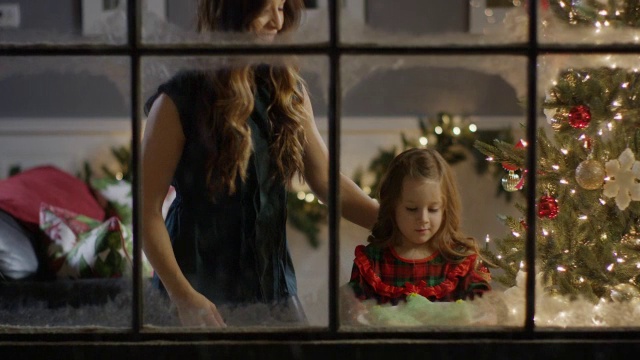 中等到近距离拍摄的母亲和女儿与圣诞饼干/雪松山，犹他州，美国视频素材