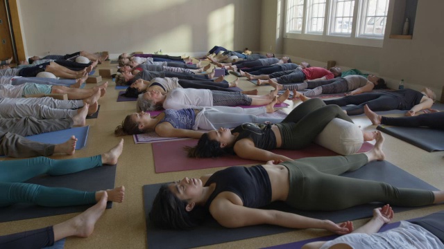 宽慢动作平移拍摄瑜伽学生姿势/普罗沃，犹他州，美国视频下载