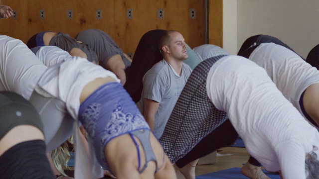 中等慢动作平移镜头瑜珈班改变姿势/普罗沃，犹他州，美国视频下载