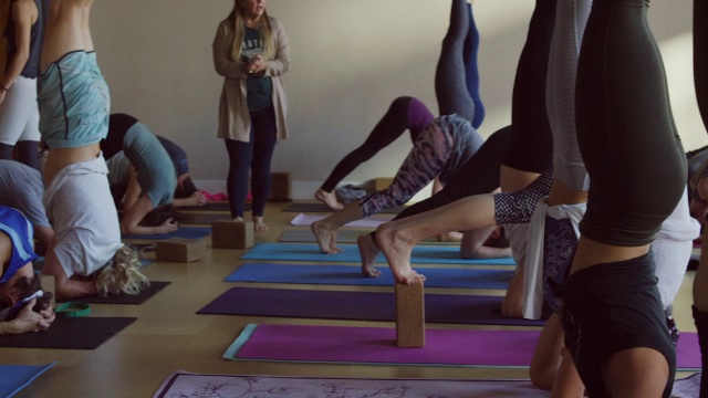 美国犹他州，支持头倒立/普罗沃瑜伽课的中慢动作平移镜头视频下载