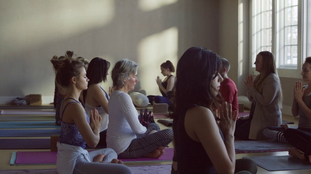 中慢镜头平移瑜伽课在祈祷姿势/普罗沃，犹他州，美国视频下载
