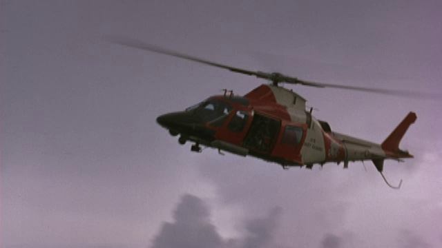 一架美国海岸警卫队直升机从头顶飞过。视频素材