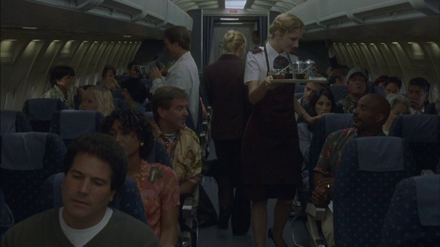 飞机上的空乘人员为乘客服务。视频素材