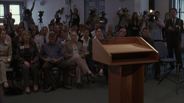 摄影师和记者在新闻发布会上等待发言人。视频下载