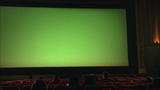 一名观众在观看加州奥克兰的大湖剧院的绿色屏幕。视频下载