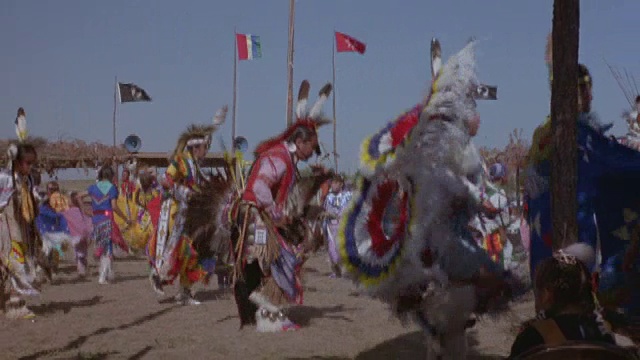 印第安人穿着精心制作的服装，在祈祷仪式上表演传统舞蹈。视频素材
