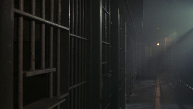 囚犯在牢房外悬挂双手。视频素材