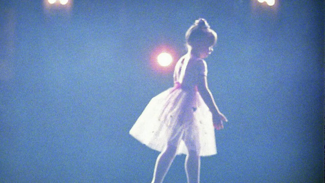 慢动作中镜头年轻的芭蕾舞演员鞠躬和走开，背景是明亮的灯光视频下载