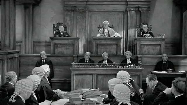 20世纪40年代，英国法庭休庭，法官离开法官席，律师们开始交谈视频素材