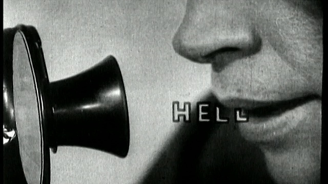 1928年，极其近距离地对着电话话筒说着动画“你好”视频素材