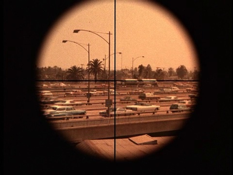 瞄准器瞄准高速公路上的交通。视频下载