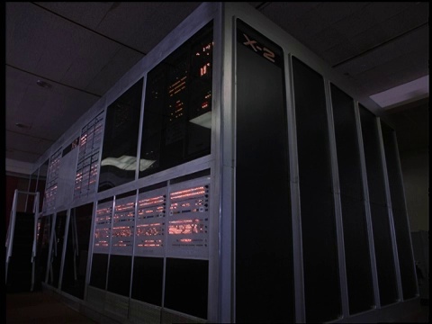 一台老式主机x2计算机有一个房间那么长，上面有一排闪烁的灯。视频下载