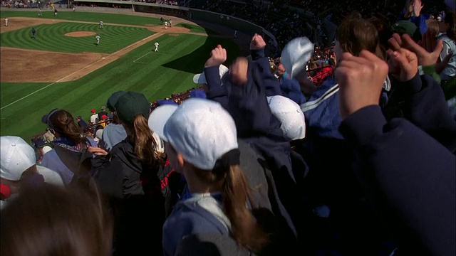 中枪女孩在人群中跳跃和欢呼棒球比赛视频下载