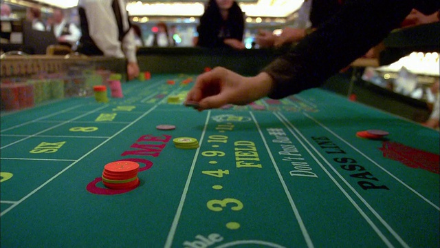靠近手下赌注和滚动骰子在赌场的赌桌/拉斯维加斯视频下载