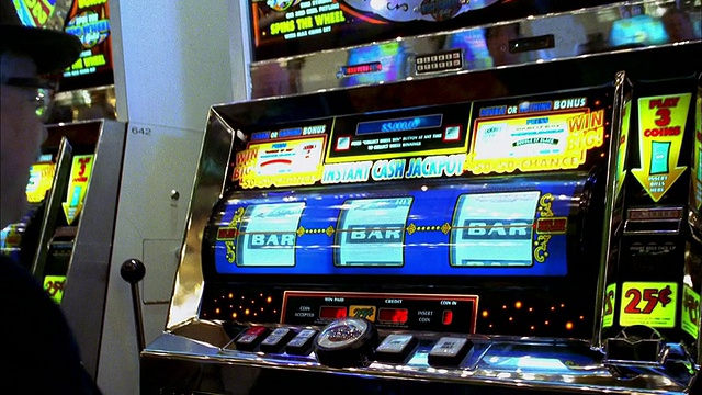 中等射击的人玩老虎机和在拉斯维加斯赌场中击中头奖视频下载
