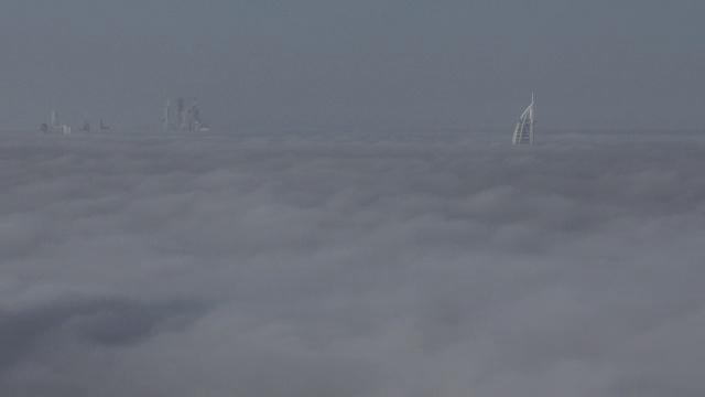 一层一层的雾漂浮在迪拜城市和迪拜塔的上空视频下载