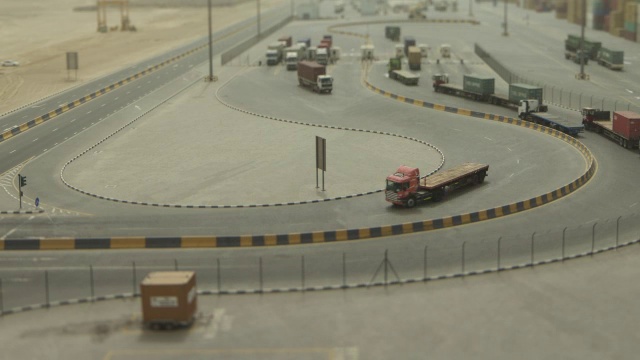 在迪拜杰贝阿里集装箱港，延时卡车运走集装箱视频下载